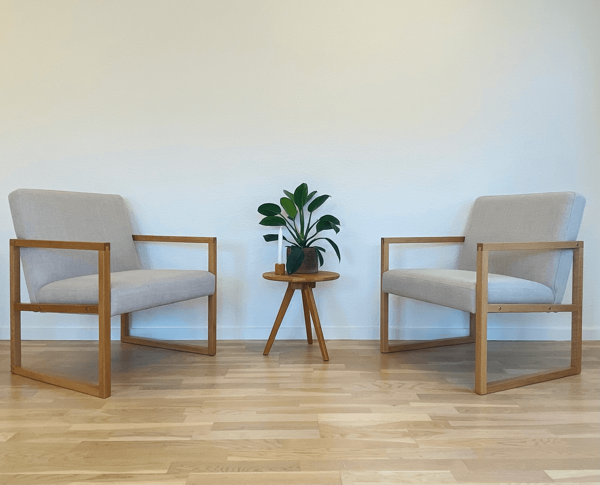 Terapirum med to beige stole og et lille bord med plante - Østergade 7D, Silkeborg